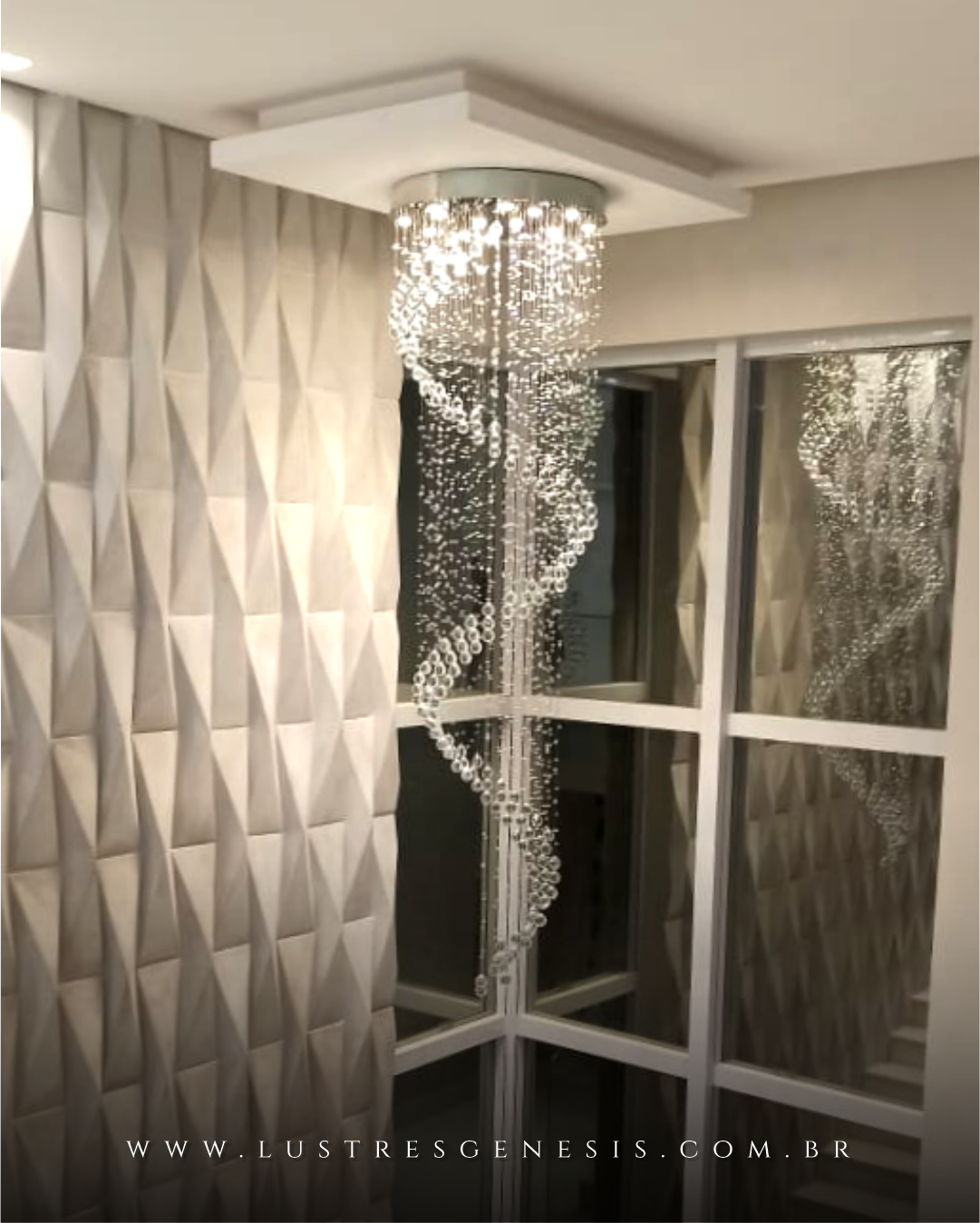 Lustre de Cristal Drill pendente em ambiente com pé direito duplo. Lustres Gênesis loja online de Lustres e Iluminação Decorativa